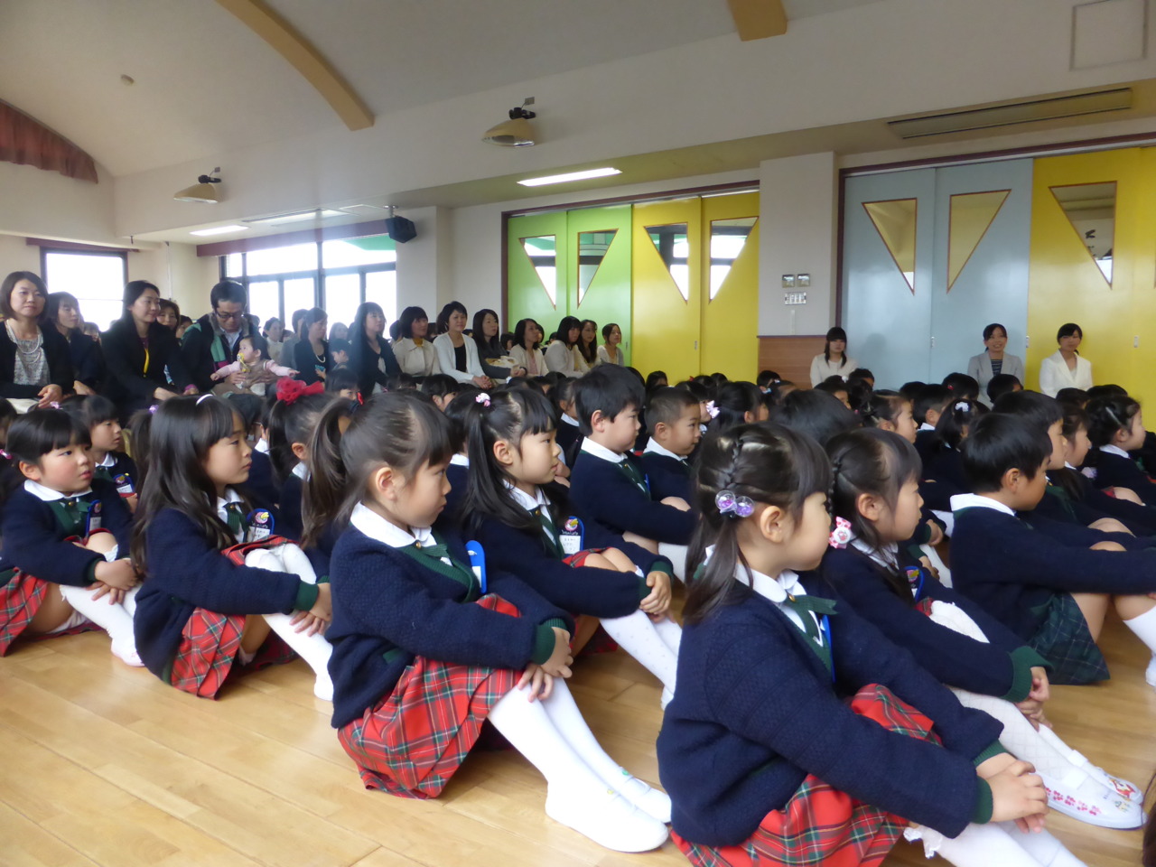 幼稚園体育座り 